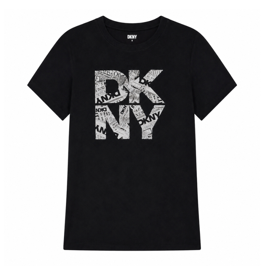 camiseta-dkny-com-logotipo-empilhado-em-papel-de-jornal
