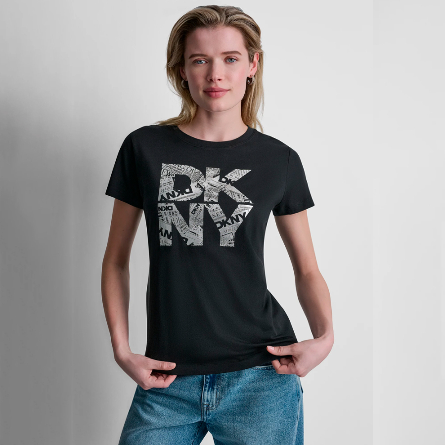 t-shirt-dkny-con-logo-sovrapposto-su-stampa-di-carta-da-giornale t-shirt-dkny-con-logo-sovrapposto-su-stampa-di-carta-da-giornale