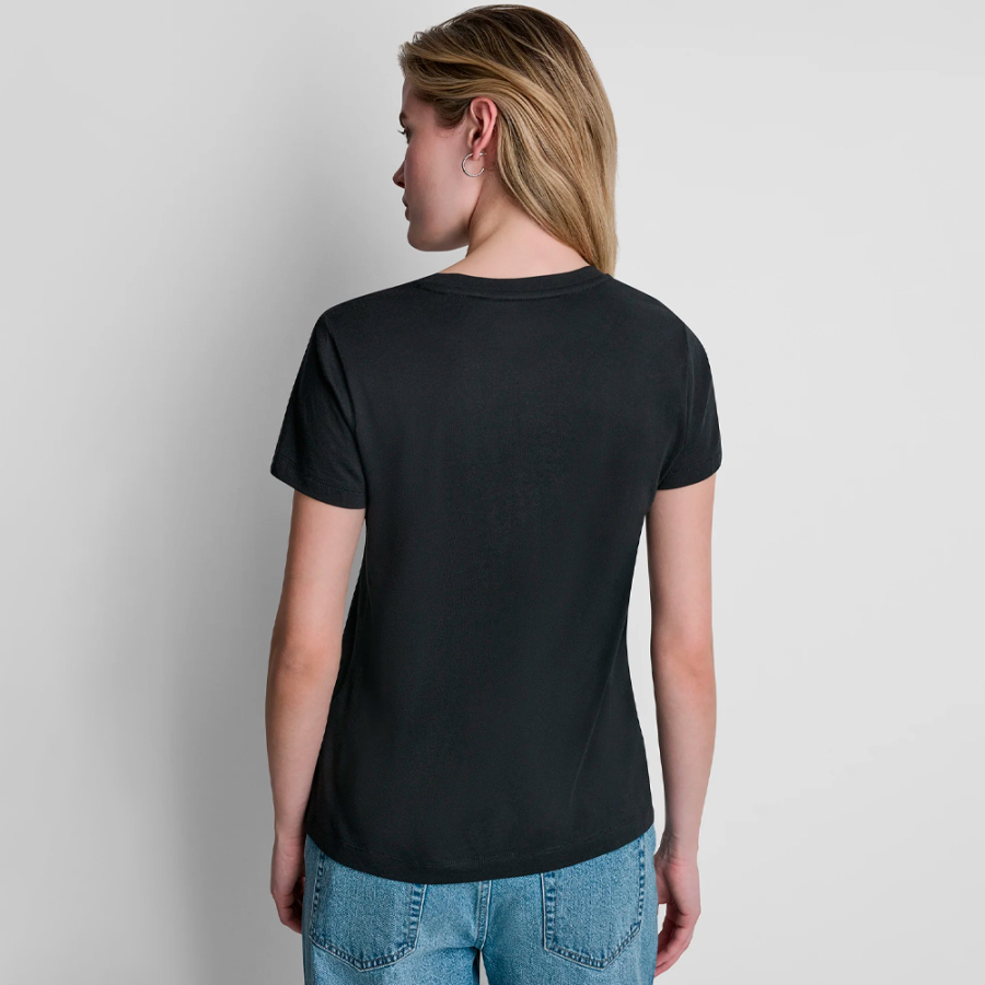 camiseta-dkny-com-logotipo-empilhado-em-papel-de-jornal