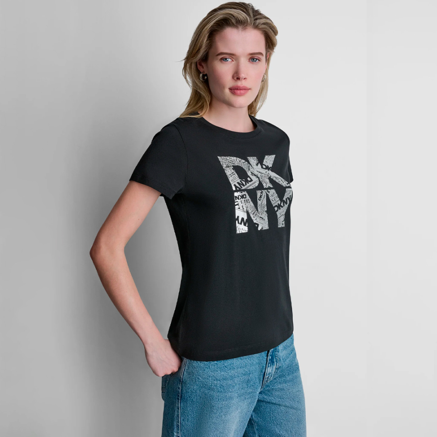 t-shirt-mit-gestapeltem-dkny-logo-im-zeitungsdruck t-shirt-mit-gestapeltem-dkny-logo-im-zeitungsdruck