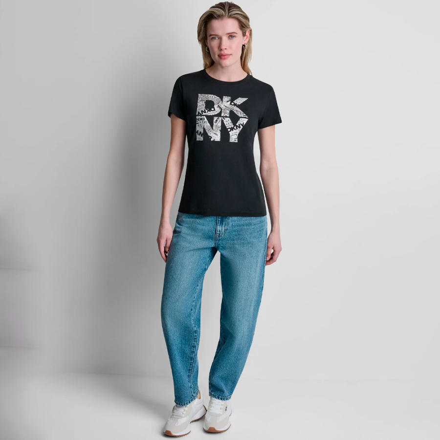 t-shirt-dkny-con-logo-sovrapposto-su-stampa-di-carta-da-giornale t-shirt-dkny-con-logo-sovrapposto-su-stampa-di-carta-da-giornale