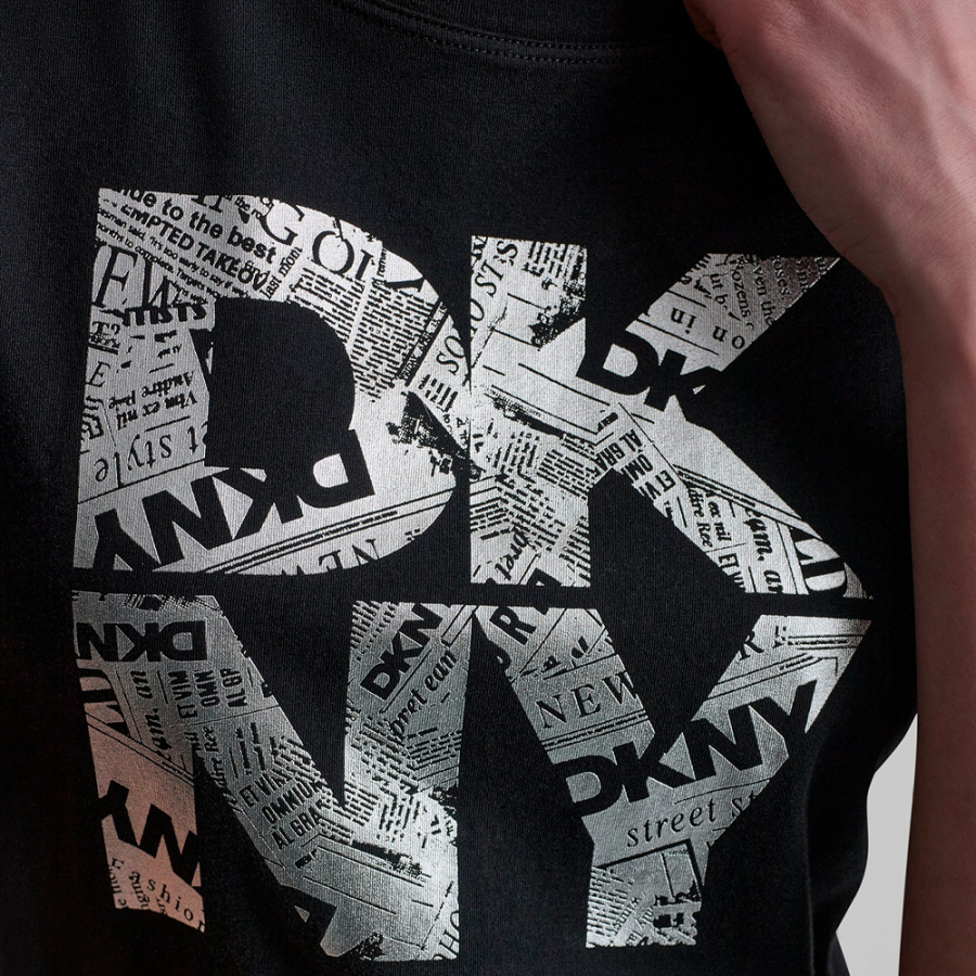 t-shirt-dkny-con-logo-sovrapposto-su-stampa-di-carta-da-giornale t-shirt-dkny-con-logo-sovrapposto-su-stampa-di-carta-da-giornale