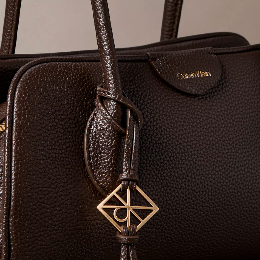 bolso-de-hombro-granulado-con-logo-emblematico