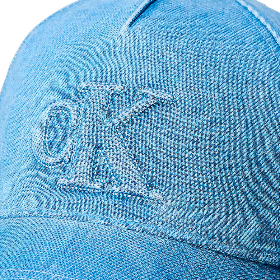 bone-da-estacao-com-logotipo-em-jeans