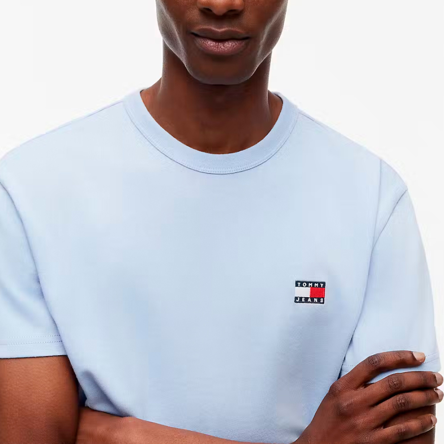 camiseta-con-cuello-redondo-y-logo camiseta-con-cuello-redondo-y-logo