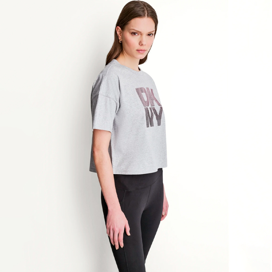 camiseta-com-logotipo-embutido-com-strass-em-dembreagem