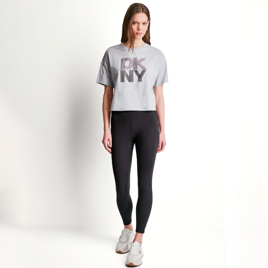 camiseta-com-logotipo-embutido-com-strass-em-dembreagem