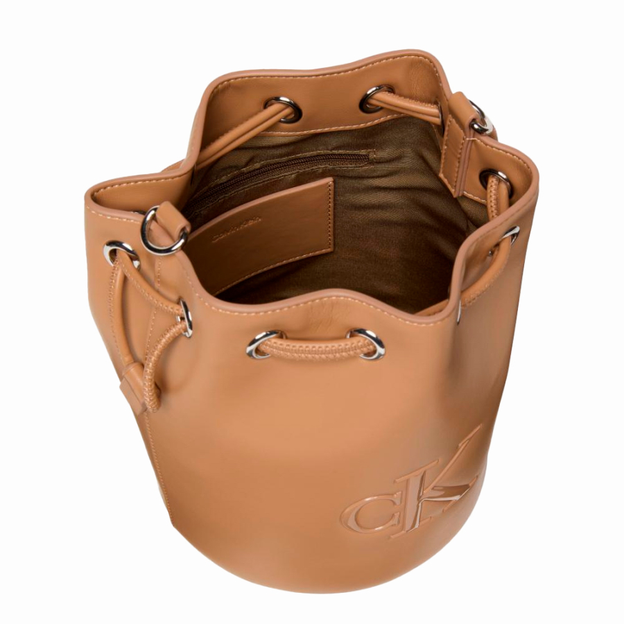 bolso-saco-pequeno-con-monograma-distintivo