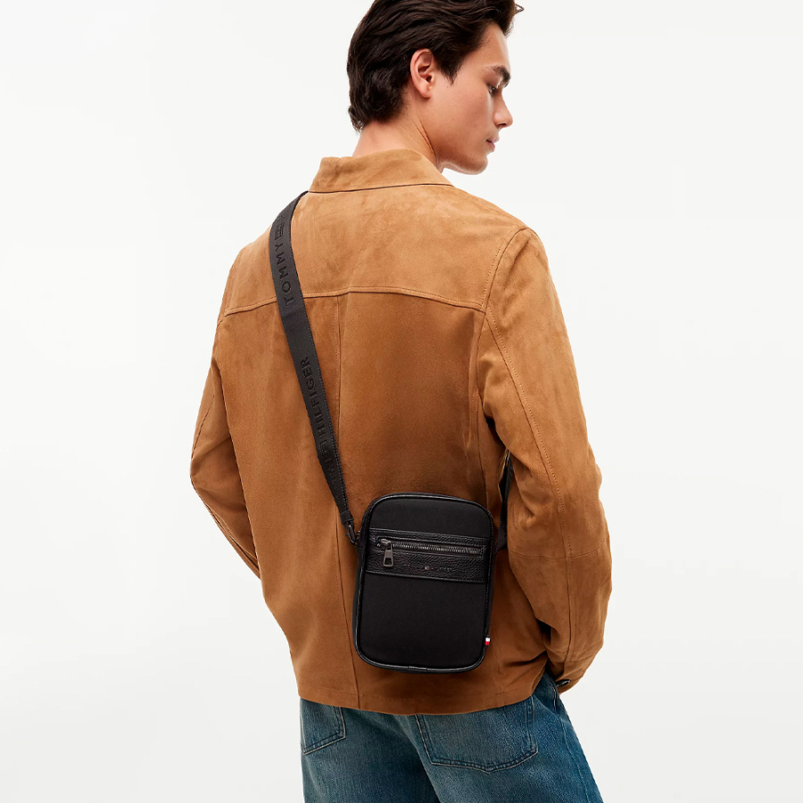 bolso-reporter-con-mezcla-de-texturas-y-logo bolso-reporter-con-mezcla-de-texturas-y-logo