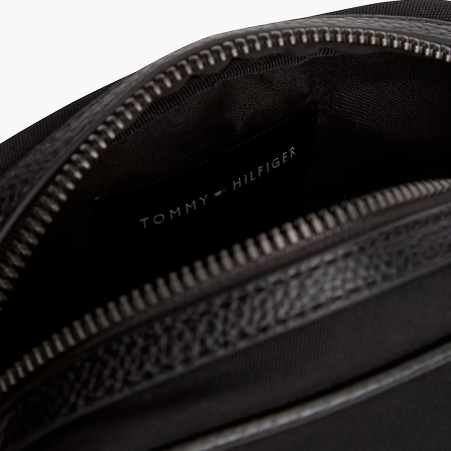 bolso-reporter-con-mezcla-de-texturas-y-logo bolso-reporter-con-mezcla-de-texturas-y-logo