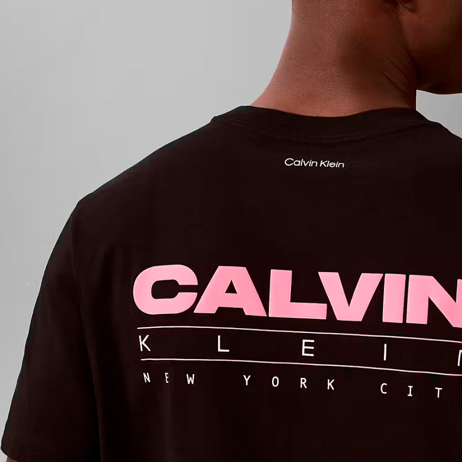 camiseta-holgada-con-logo-en-la-parte-trasera