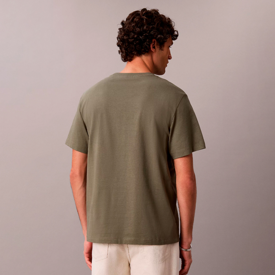 camiseta-con-monograma-y-logo