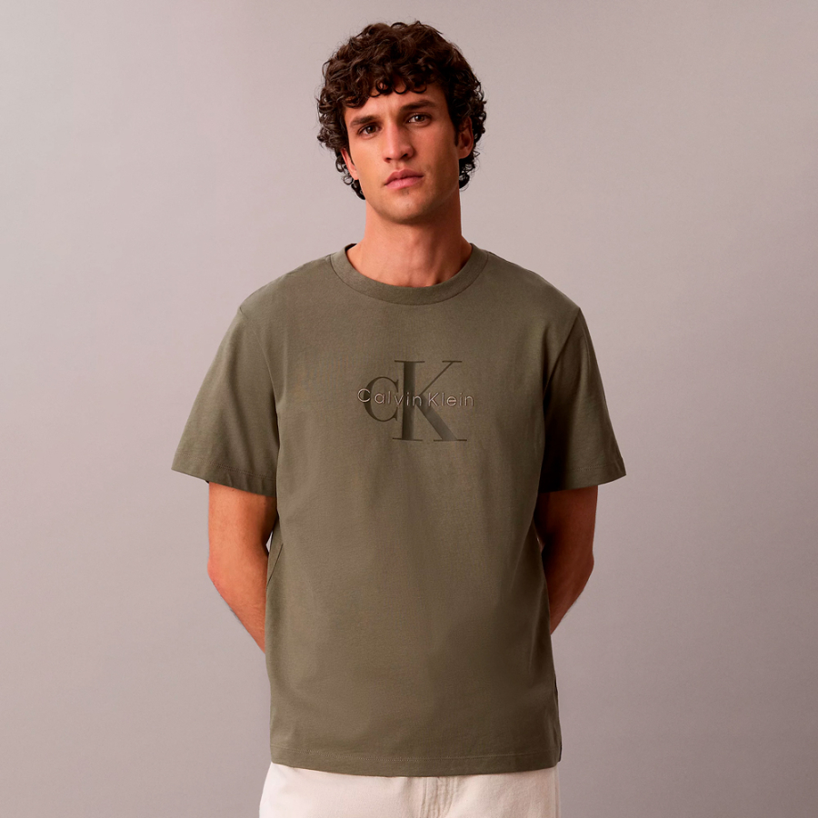 camiseta-con-monograma-y-logo