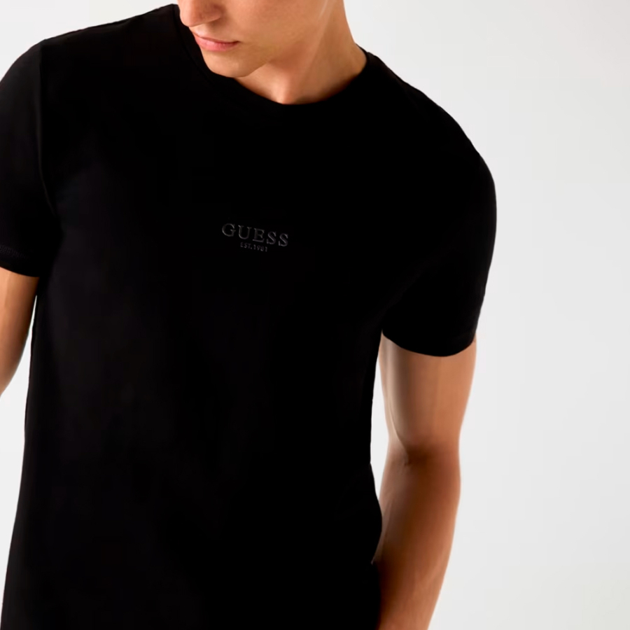 camiseta-con-logotipo-pequeno