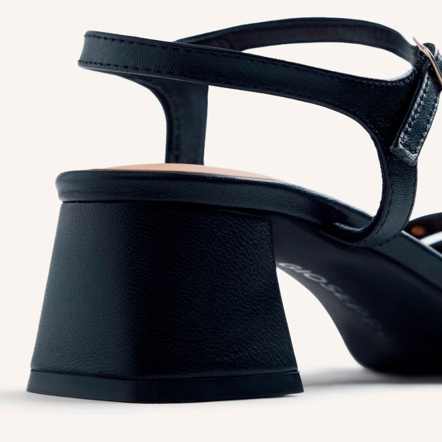 sandalias-tacon-piel-y-tachas-bais sandalias-tacon-piel-y-tachas-bais