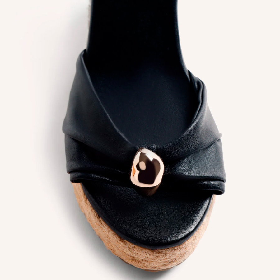 sandalias-de-couro-com-detalhes-em-joia-e-plataforma sandalias-de-couro-com-detalhes-em-joia-e-plataforma