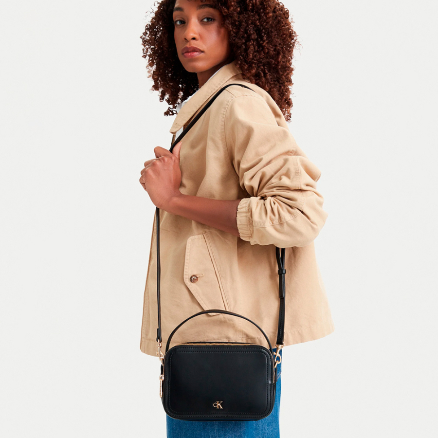 bolso-bandolera-tipo-camara-con-logo-monograma bolso-bandolera-tipo-camara-con-logo-monograma
