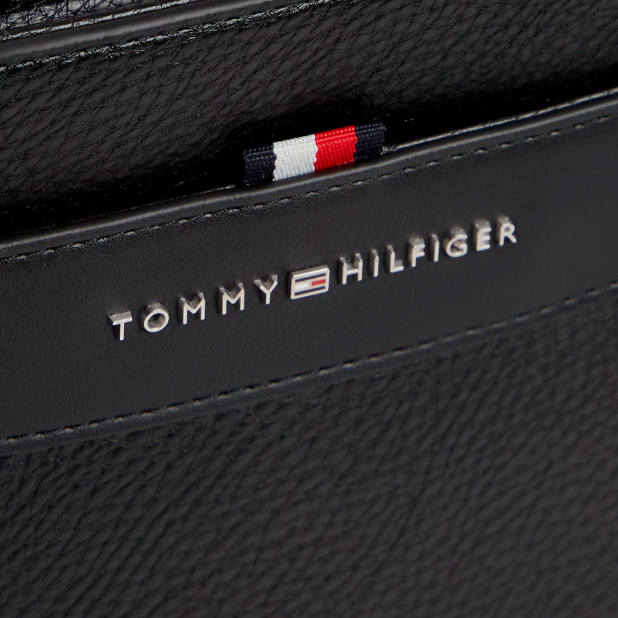 bolso-mensajero-texturizado-con-logo-metalico bolso-mensajero-texturizado-con-logo-metalico