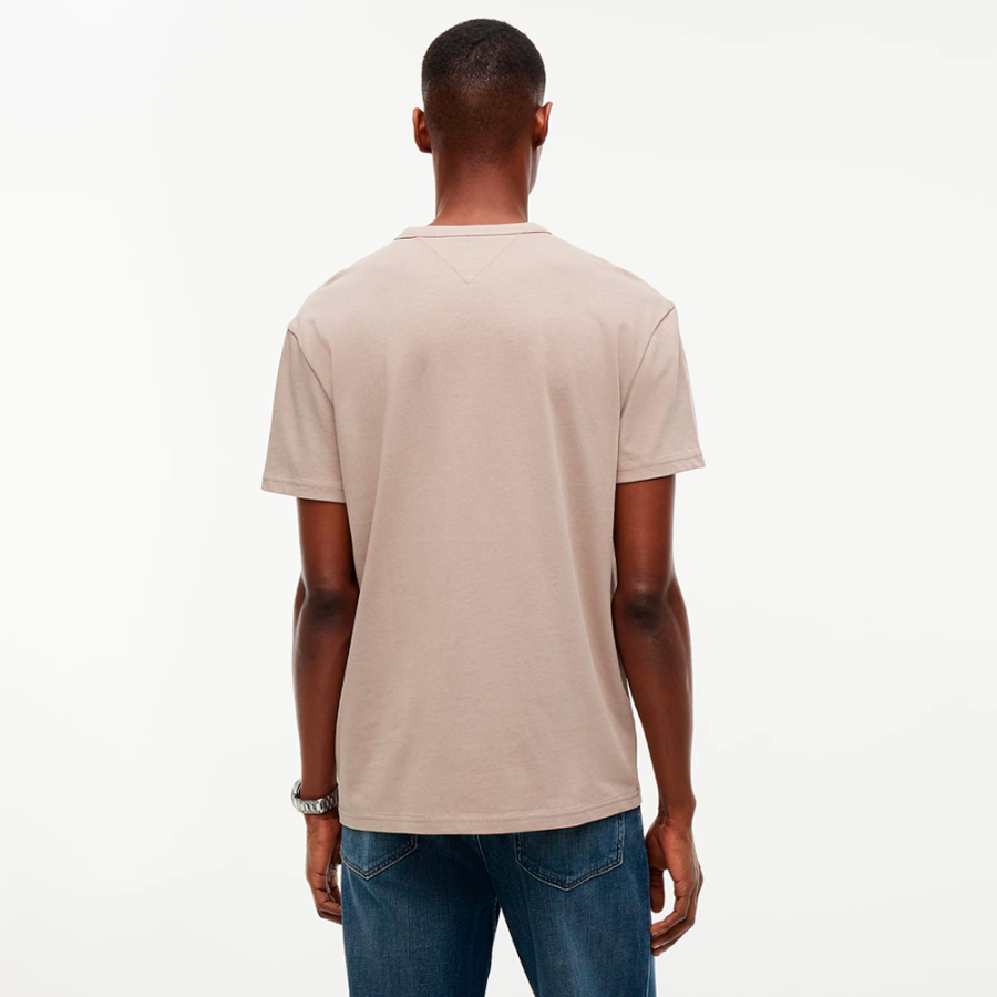 camiseta-con-cuello-redondo-y-logo camiseta-con-cuello-redondo-y-logo