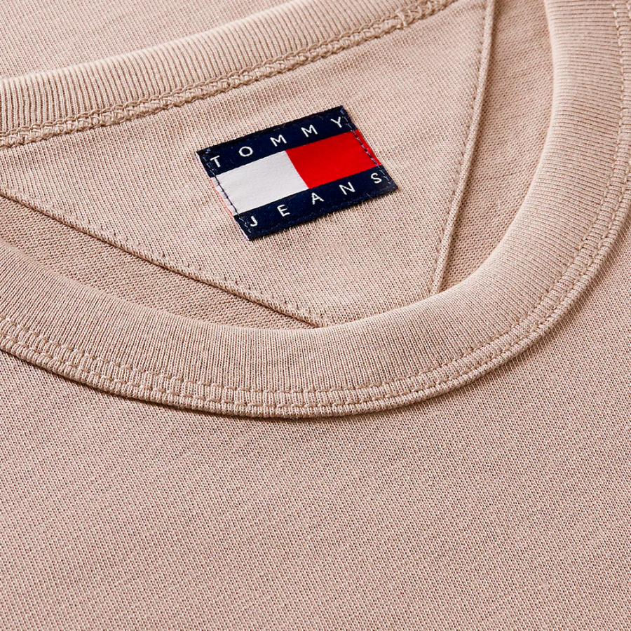 camiseta-con-cuello-redondo-y-logo camiseta-con-cuello-redondo-y-logo