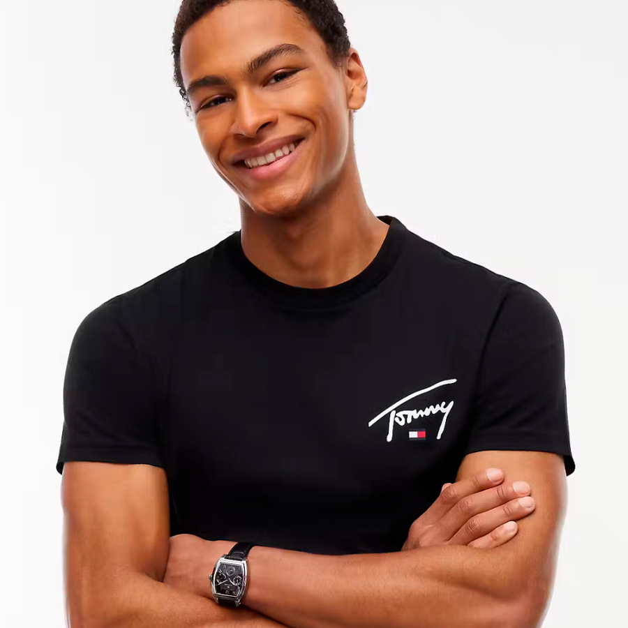 t-shirt-slim-con-spilla-sul-petto