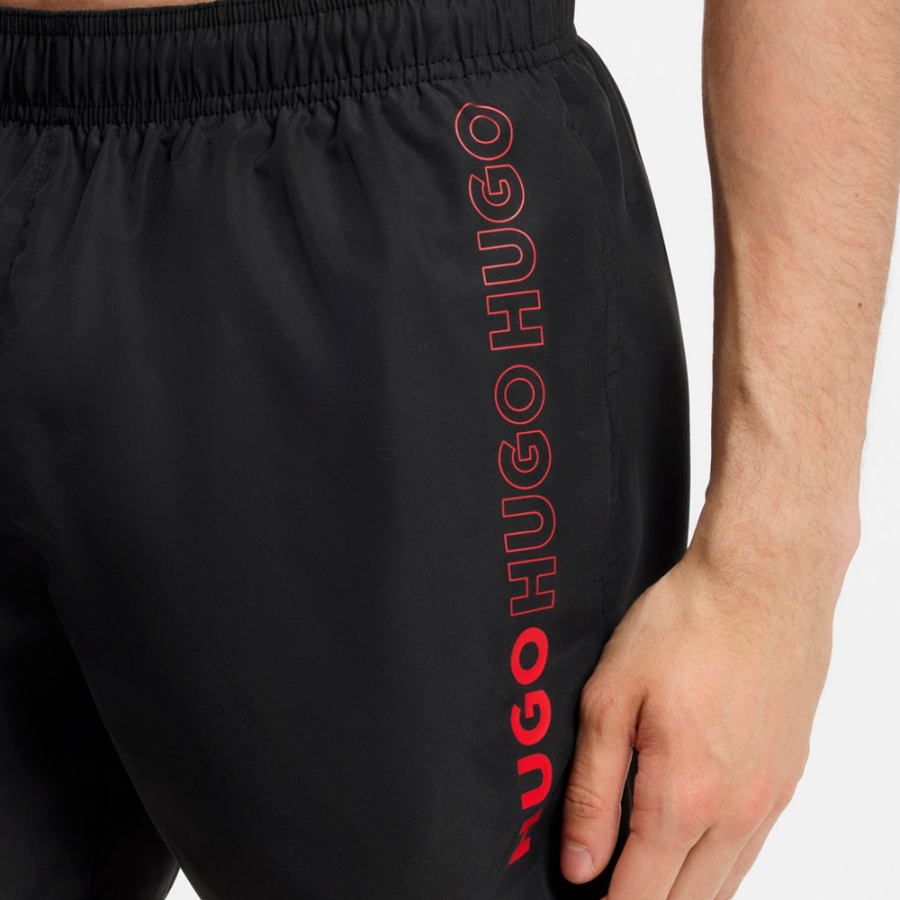 banador-tipo-shorts-con-logos-repetidos banador-tipo-shorts-con-logos-repetidos