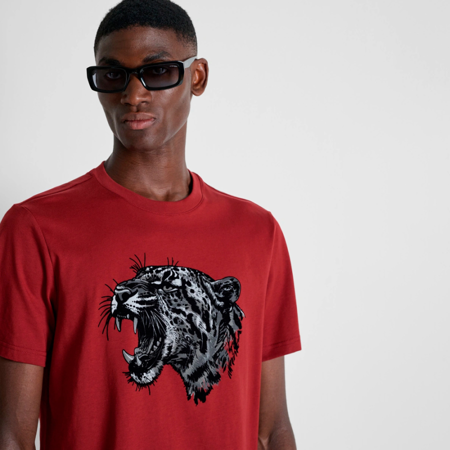 camiseta-de-corte-regular-com-estampa-flocada camiseta-de-corte-regular-com-estampa-flocada