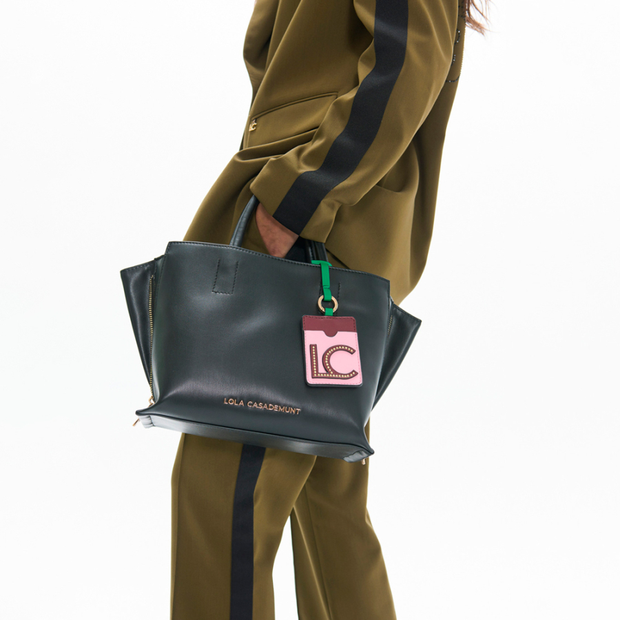 shopper-bag-with-contrasting-pendant shopper-bag-with-contrasting-pendant
