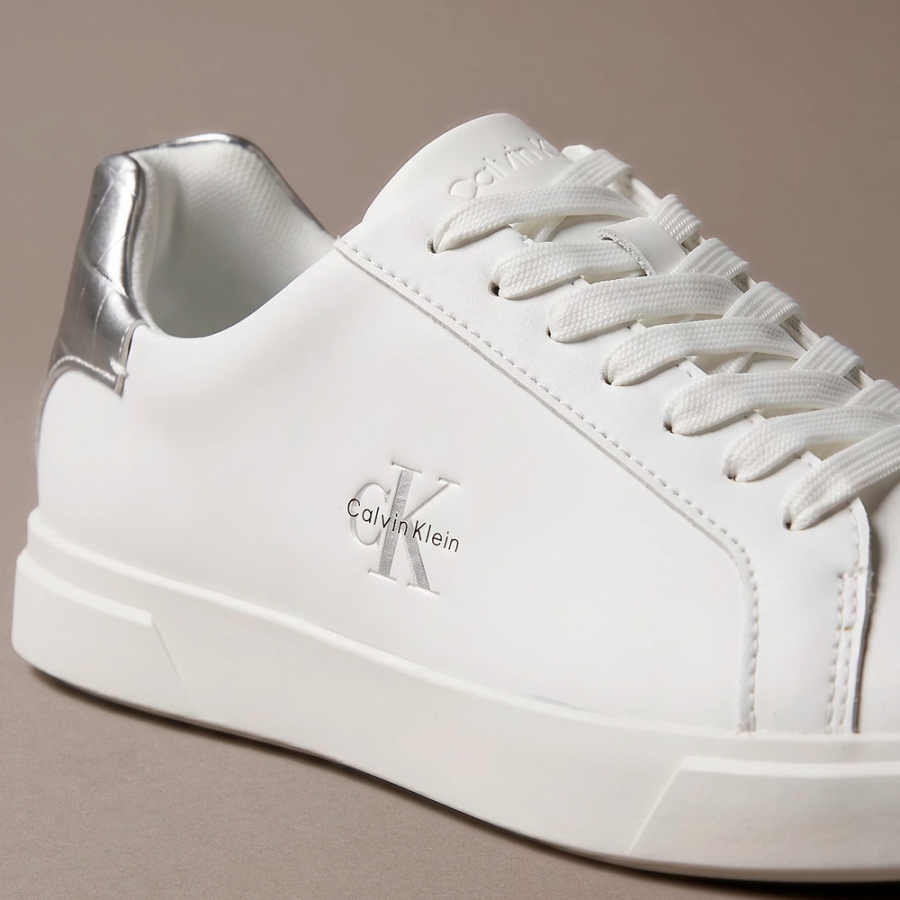 ledersneaker-mit-markantem-logo