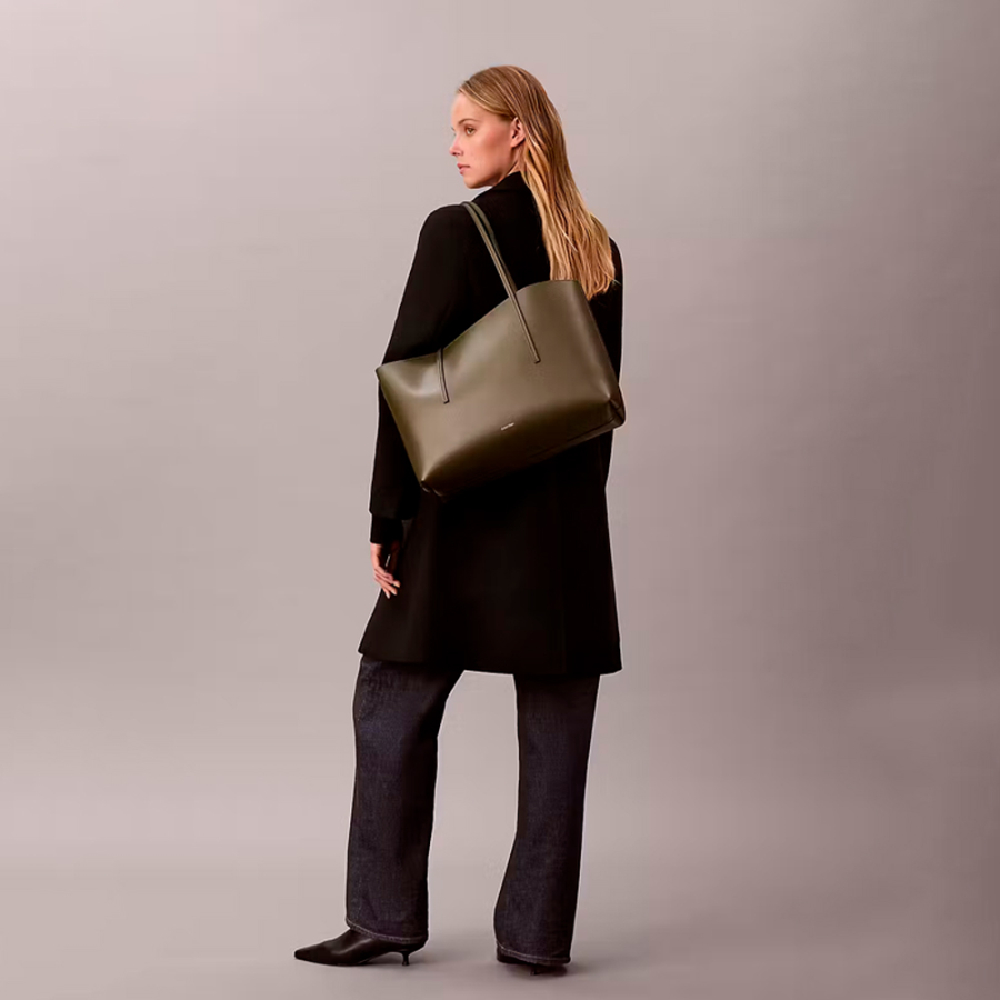 bolso-tote-con-bolsillo-con-logo-en-lamina bolso-tote-con-bolsillo-con-logo-en-lamina