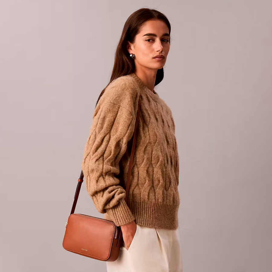 bolso-bandolera-tipo-camara-con-logo-en-lamina