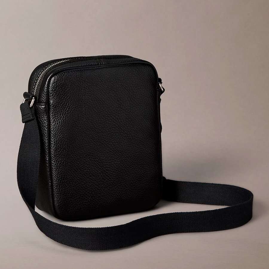 reportertasche-mit-monogramm-logo reportertasche-mit-monogramm-logo