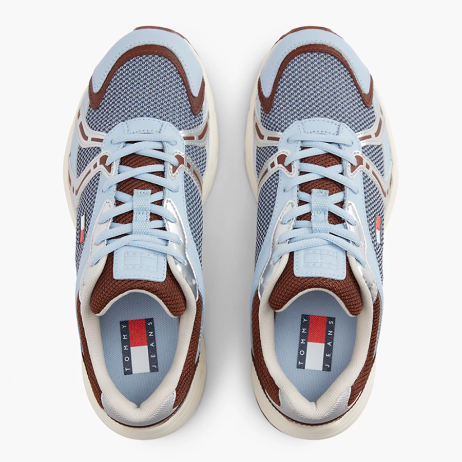 wildledersneaker-mit-einem-mix-aus-verschiedenen-texturen wildledersneaker-mit-einem-mix-aus-verschiedenen-texturen