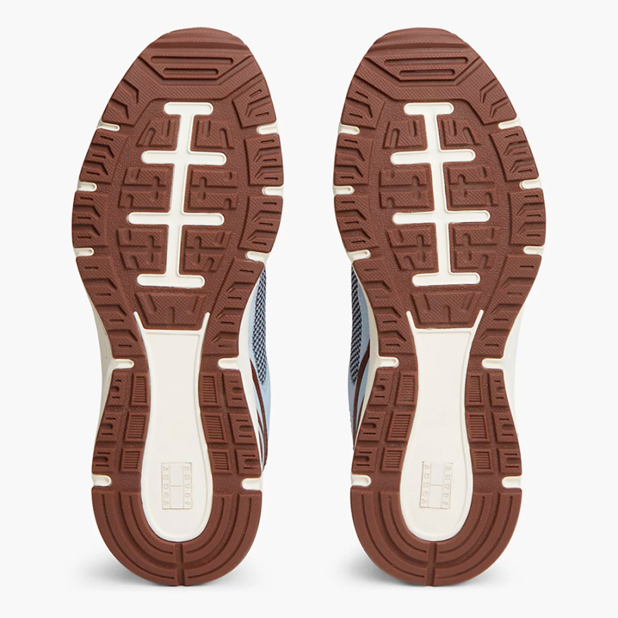 wildledersneaker-mit-einem-mix-aus-verschiedenen-texturen wildledersneaker-mit-einem-mix-aus-verschiedenen-texturen
