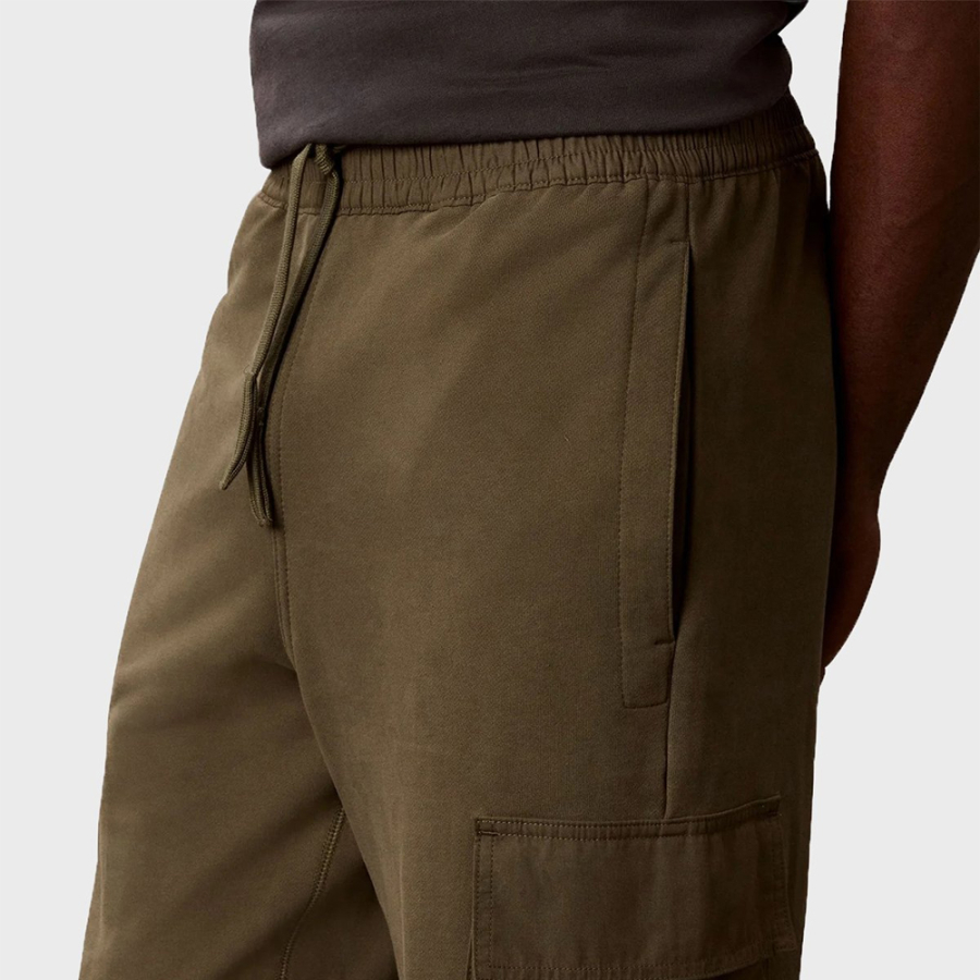 ck-pant-lv04rj204g-li1-txxs-eu-350terry-badge-jogger-olive-night ck-pant-lv04rj204g-li1-txxs-eu-350terry-badge-jogger-olive-night