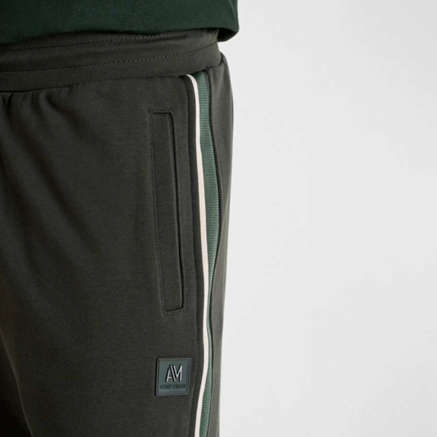 regular-fit-shorts-with-patch regular-fit-shorts-with-patch