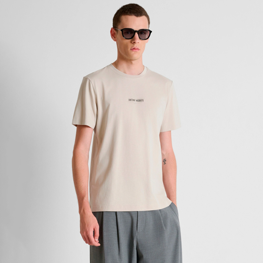 normal-geschnittenes-t-shirt-mit-aufdruck-auf-der-vorderseite normal-geschnittenes-t-shirt-mit-aufdruck-auf-der-vorderseite