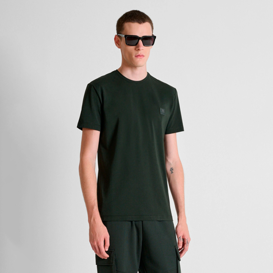 superschmal-geschnittenes-farbiges-t-shirt superschmal-geschnittenes-farbiges-t-shirt