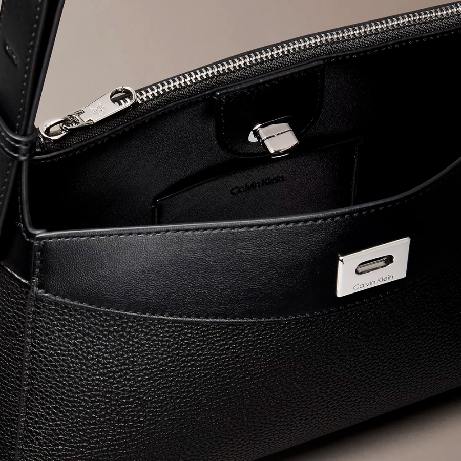 bolso-de-hombro-con-cierre-giratorio-distintivo bolso-de-hombro-con-cierre-giratorio-distintivo