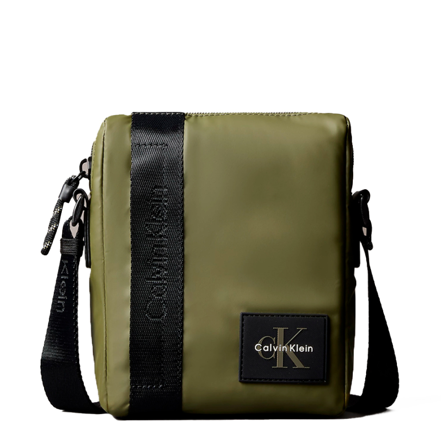 bolso-reporter-con-parche-logo-monograma bolso-reporter-con-parche-logo-monograma