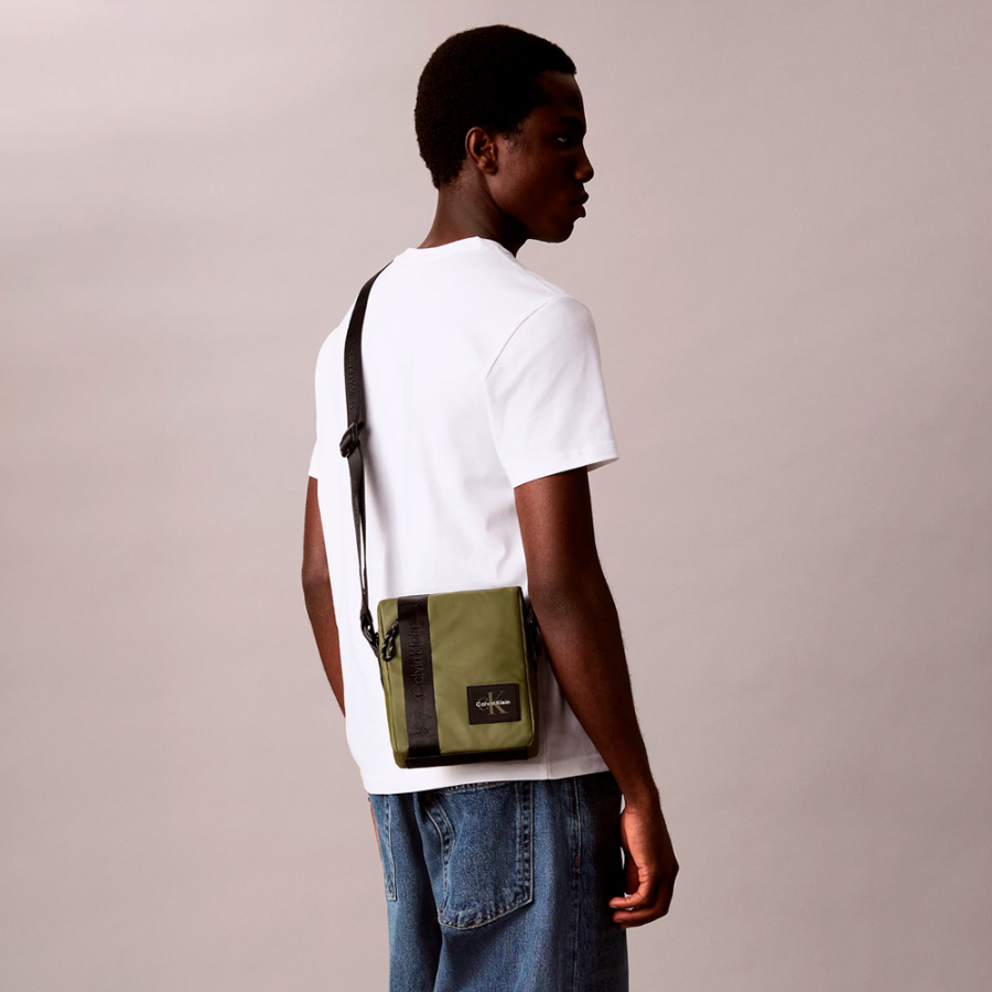 bolso-reporter-con-parche-logo-monograma bolso-reporter-con-parche-logo-monograma