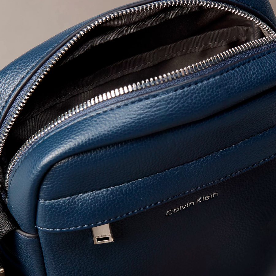 reporter-shoulder-bag-grained-finish reporter-shoulder-bag-grained-finish