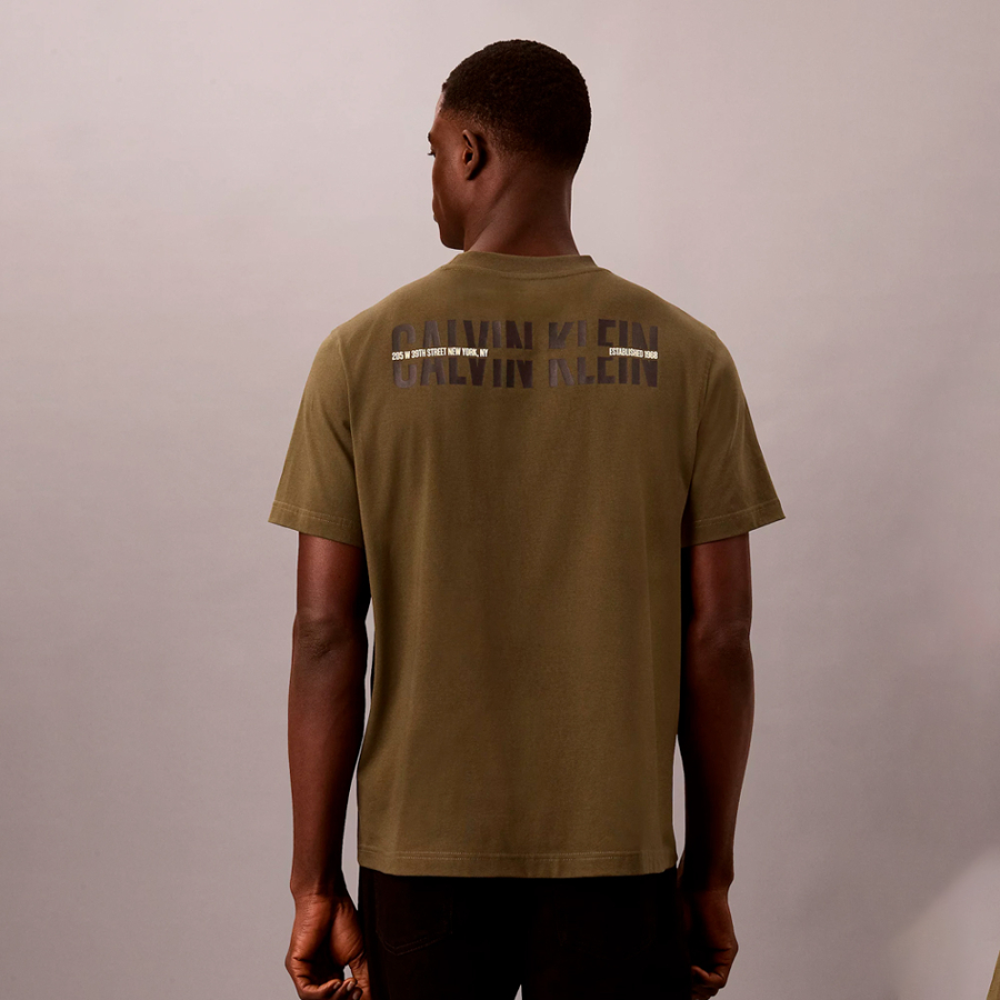 loose-fitting-t-shirt-with-logo-on-the-back