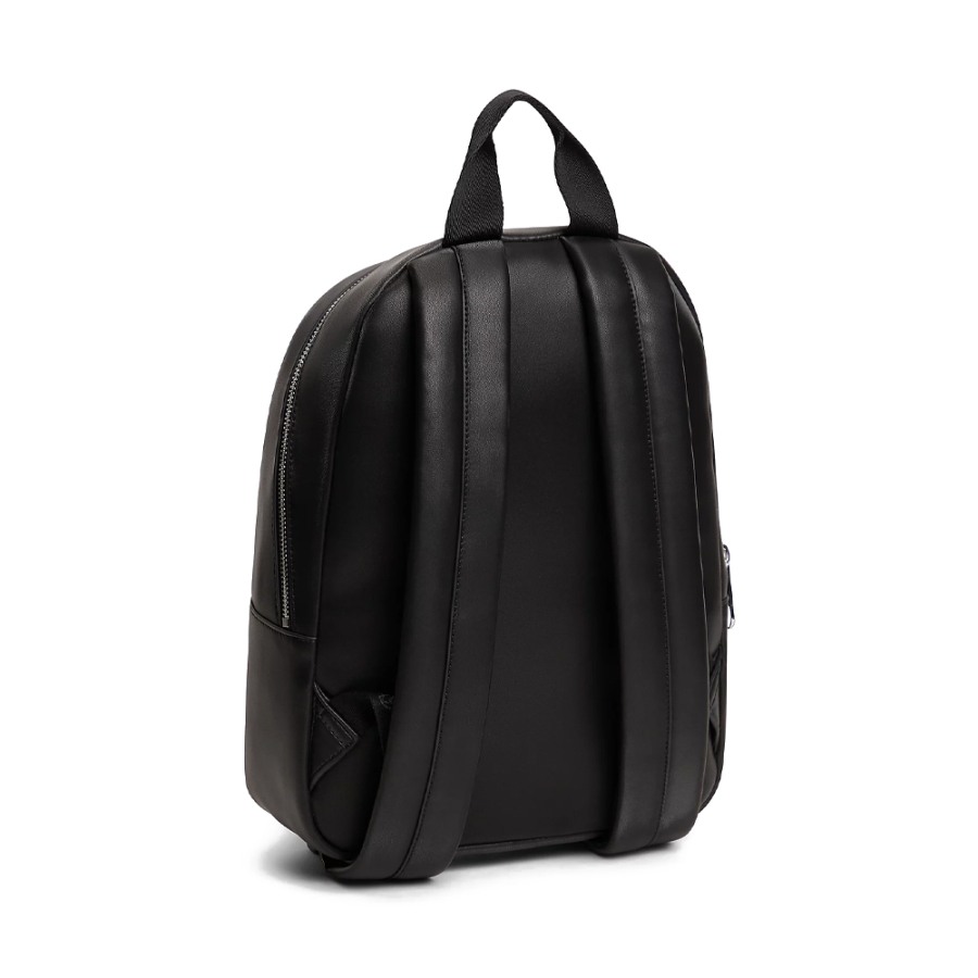 mochila-essential-con-insignia mochila-essential-con-insignia