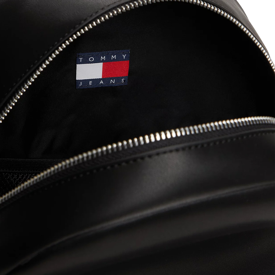 mochila-essential-con-insignia mochila-essential-con-insignia